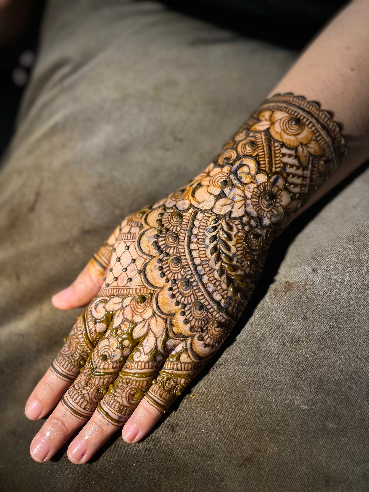 Hands & Feet: Intricate Above Mid Arm